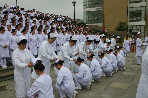 护理学院举行2013级护生授帽仪式暨庆祝“5·12国际护士节”护理技能大赛