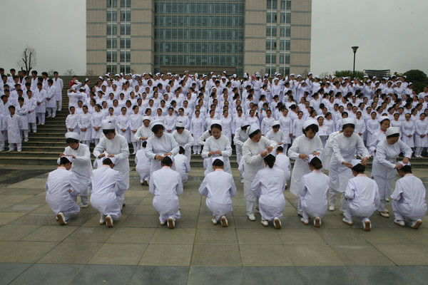 护理学院举行2013级护生授帽仪式暨庆祝“5·12国际护士节”护理技能大赛